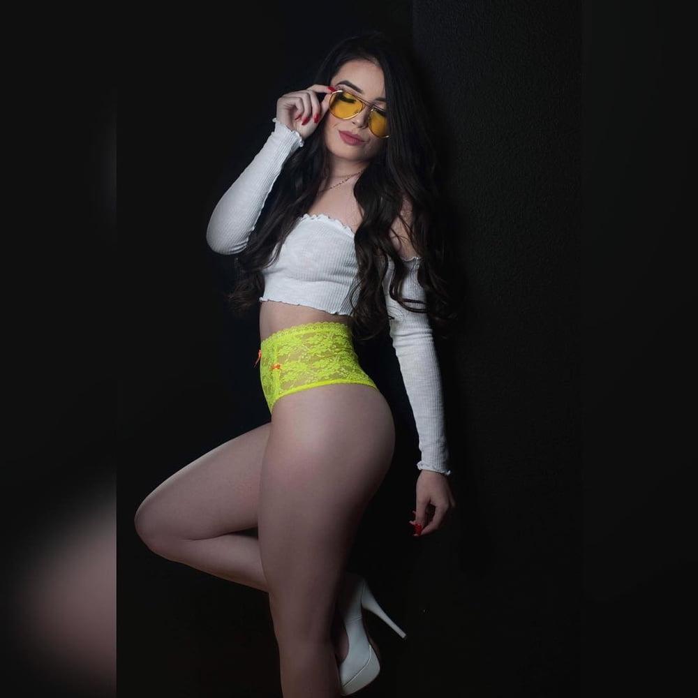 25P Hot latin MILF who likes double anal drilling photo's (3)