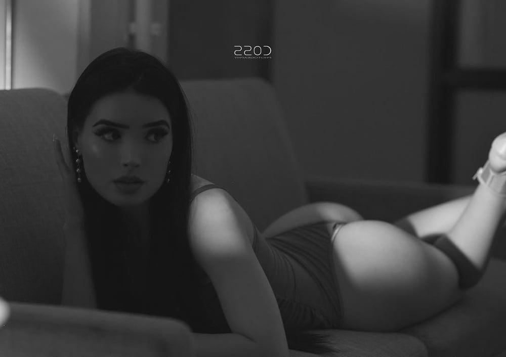 25P Hot latin MILF who likes double anal drilling photo's (3)