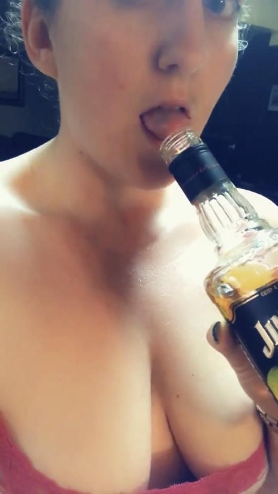 25P Lonely Horny white Housewife Selfies