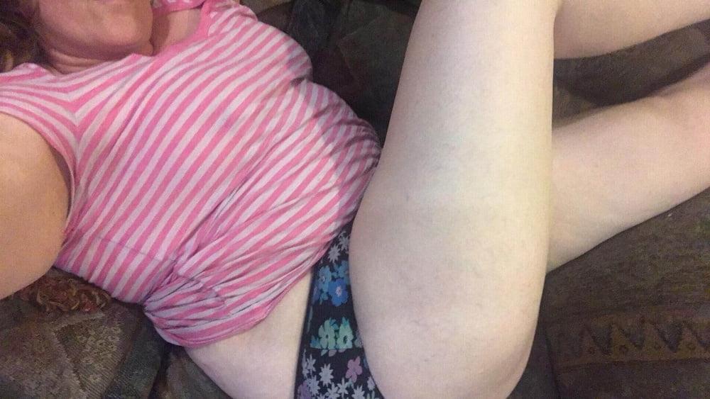 25P Lonely Horny white Housewife Selfies