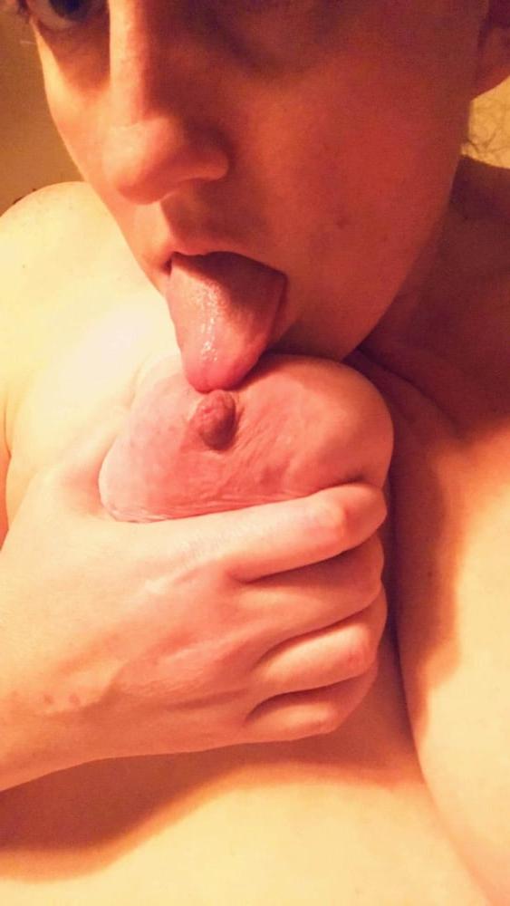 25P Lonely Horny white Housewife Selfies