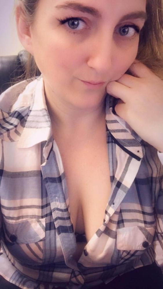 25P Lonely Horny white Housewife Selfies