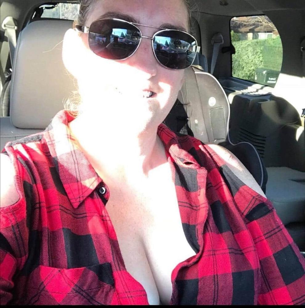 25P Lonely Horny white Housewife Selfies