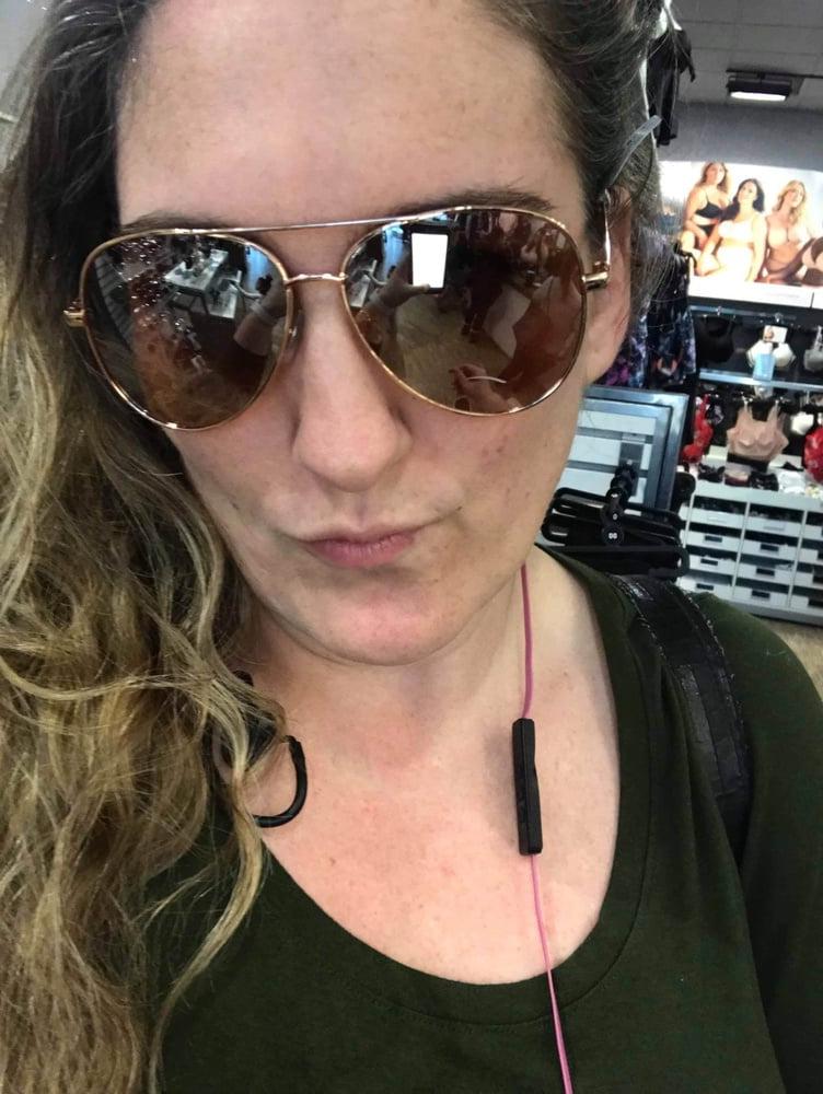 25P Lonely Horny white Housewife Selfies