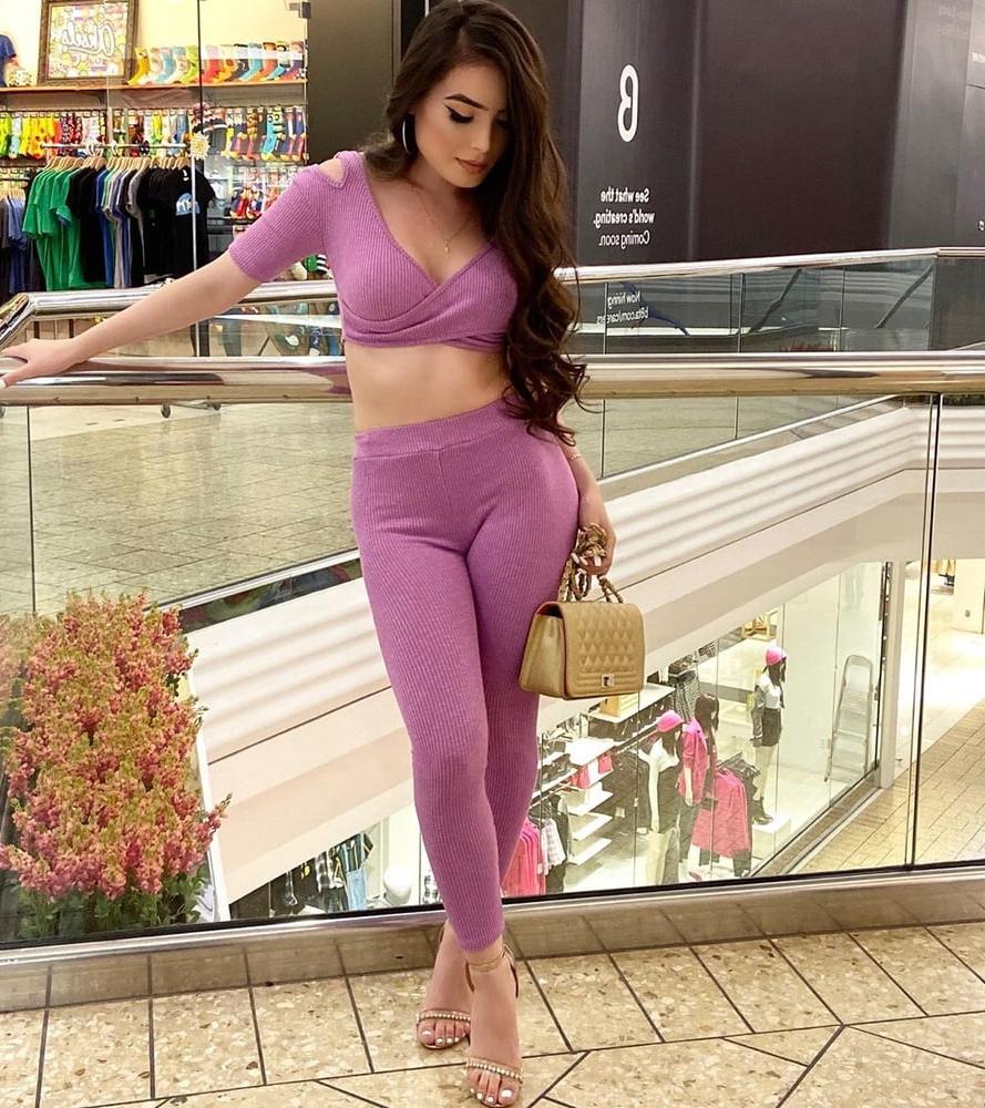 25P Hot latin MILF who likes double anal drilling photo's (2)