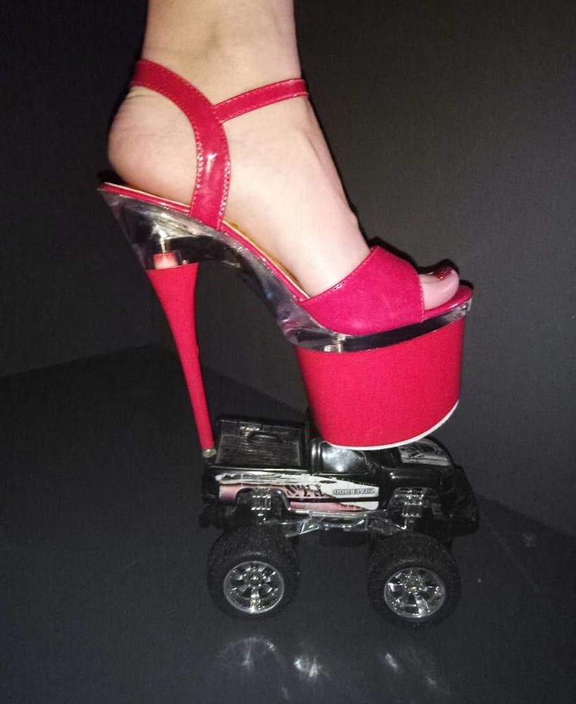 7P Lady L: This toy car not crushed.You want I crush!