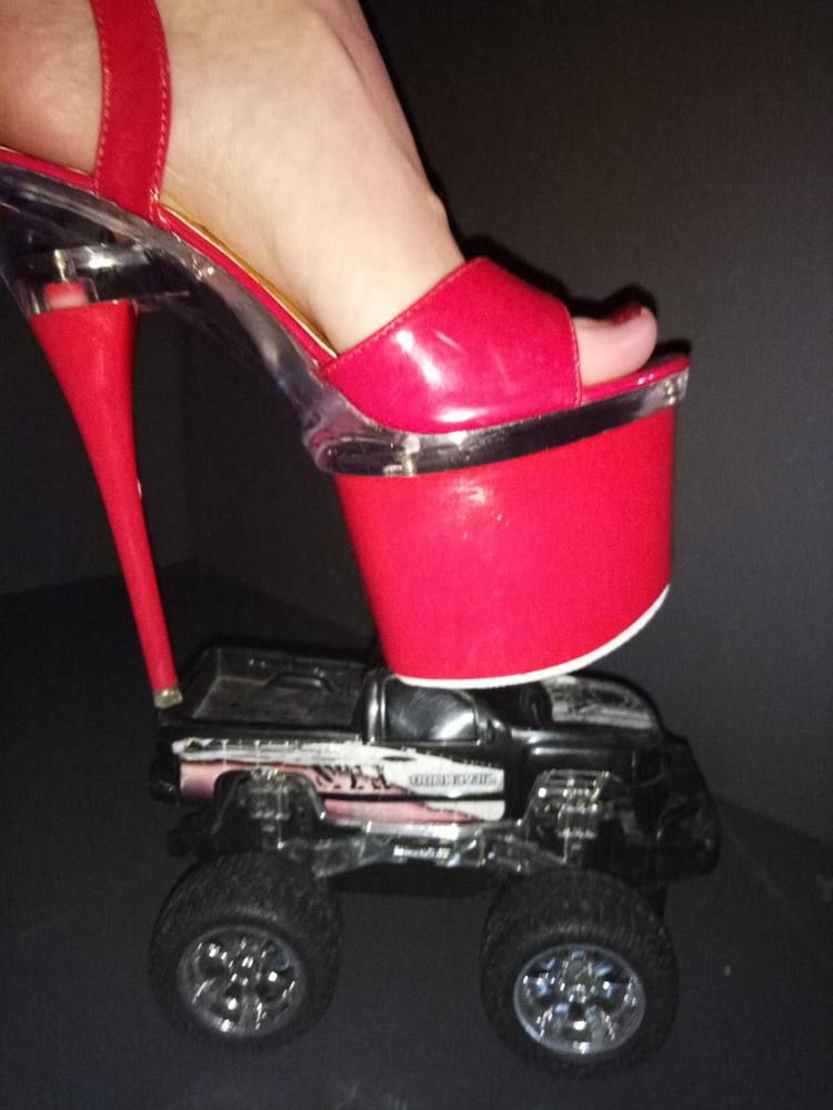 7P Lady L: This toy car not crushed.You want I crush!