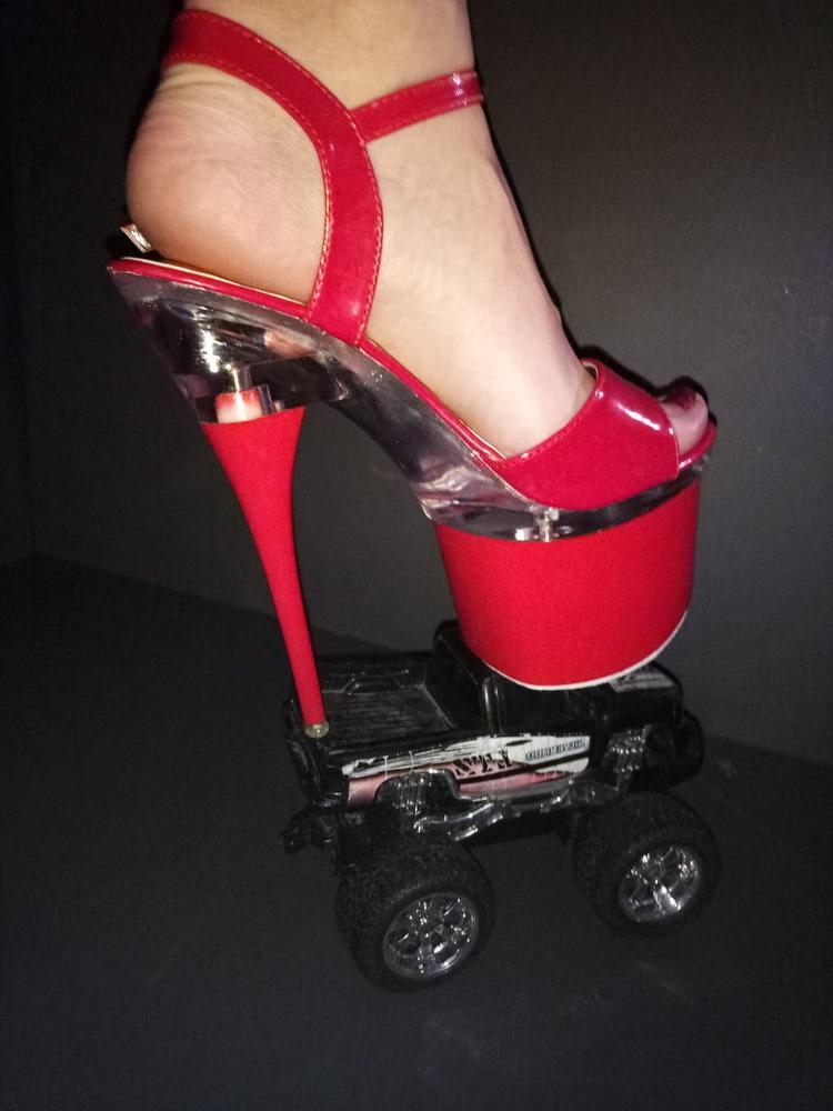 7P Lady L: This toy car not crushed.You want I crush!