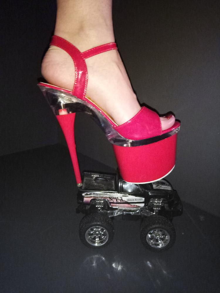 7P Lady L: This toy car not crushed.You want I crush!