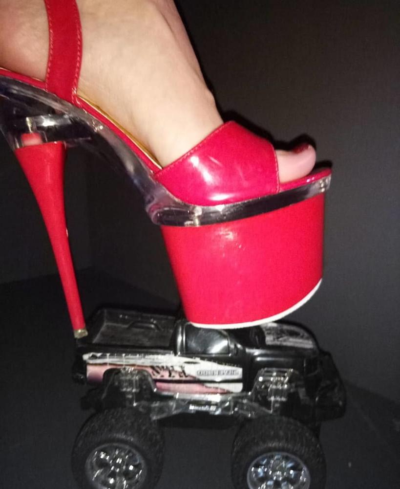 7P Lady L: This toy car not crushed.You want I crush!