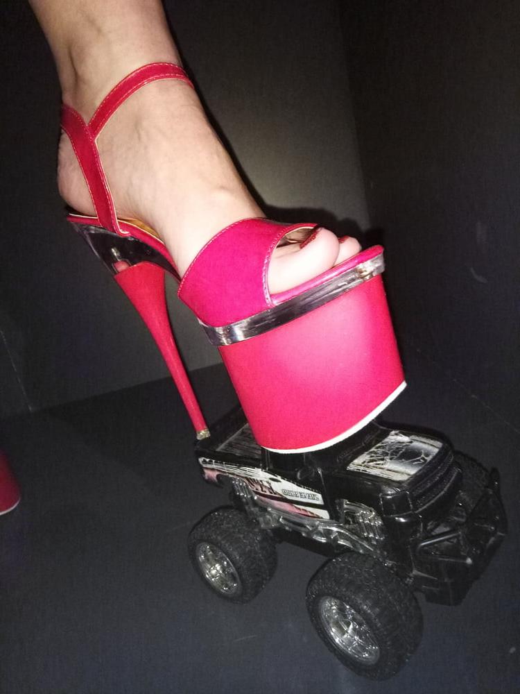 7P Lady L: This toy car not crushed.You want I crush!