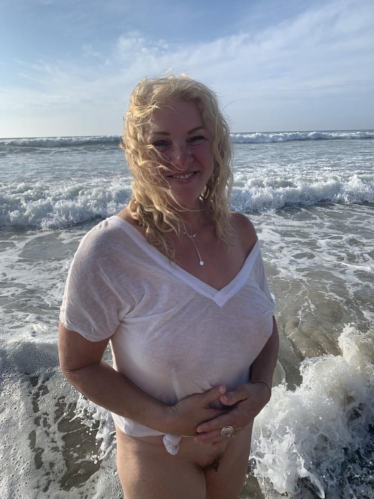 9P Naked Beach Blonde Cougar