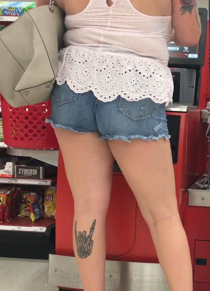 25P Sexy ass blonde babe in tight shorts