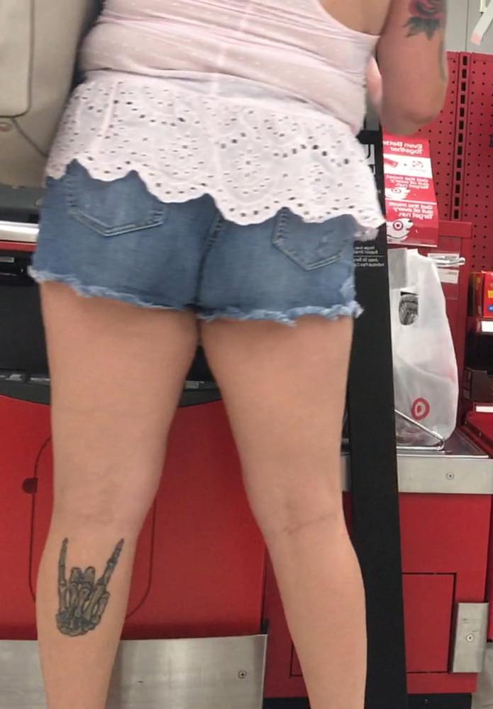 25P Sexy ass blonde babe in tight shorts