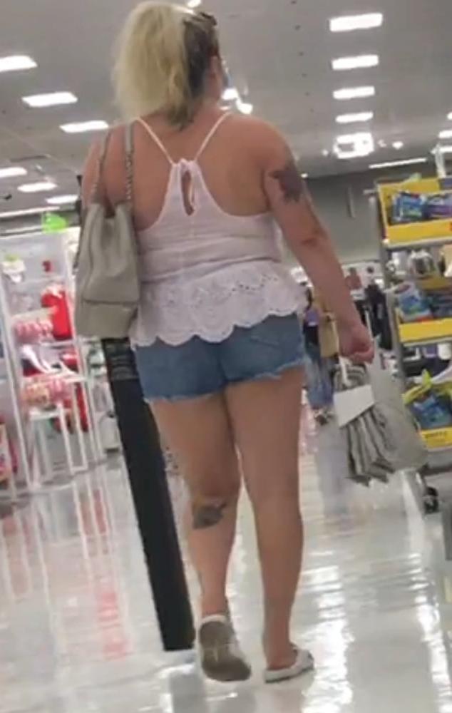 25P Sexy ass blonde babe in tight shorts