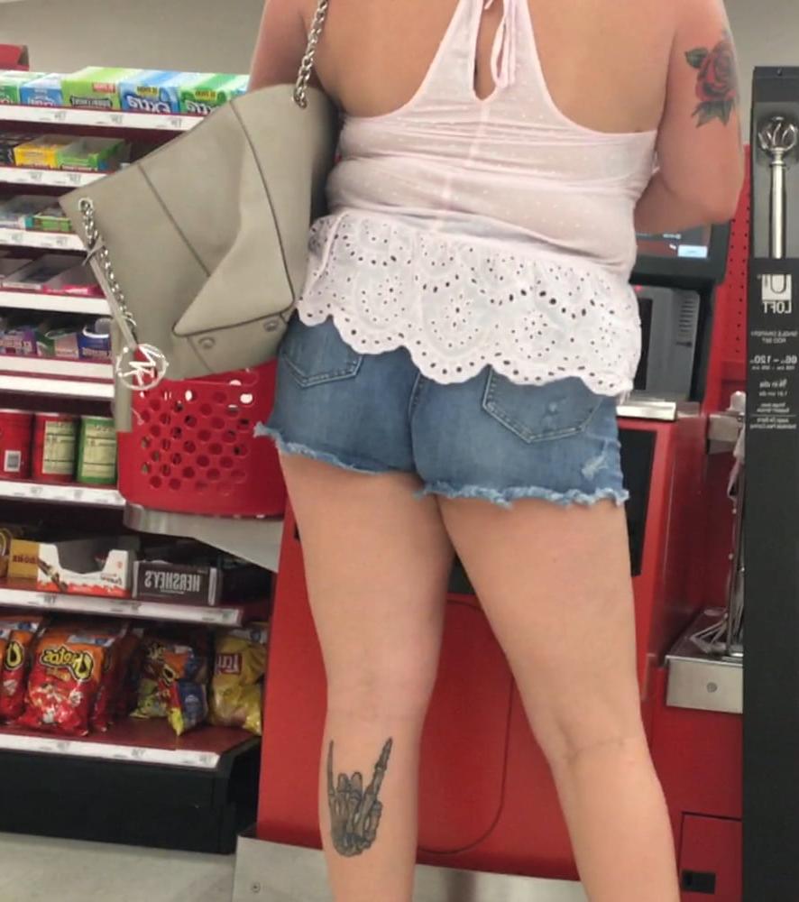 25P Sexy ass blonde babe in tight shorts
