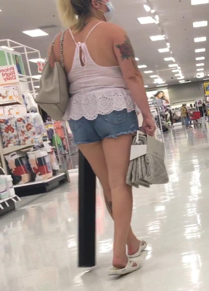 25P Sexy ass blonde babe in tight shorts