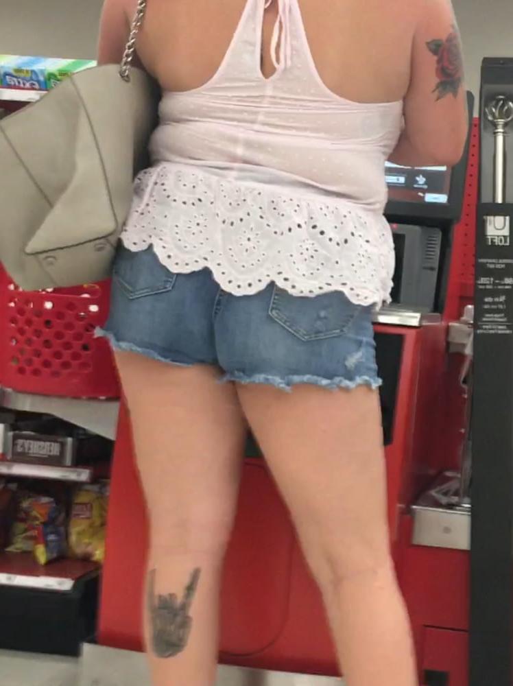 25P Sexy ass blonde babe in tight shorts
