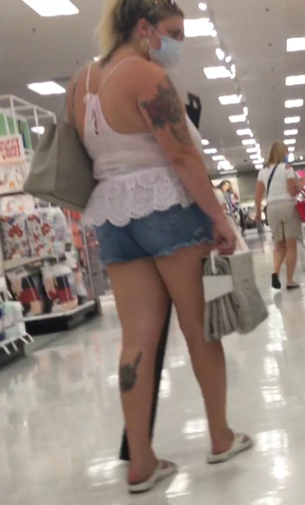 25P Sexy ass blonde babe in tight shorts