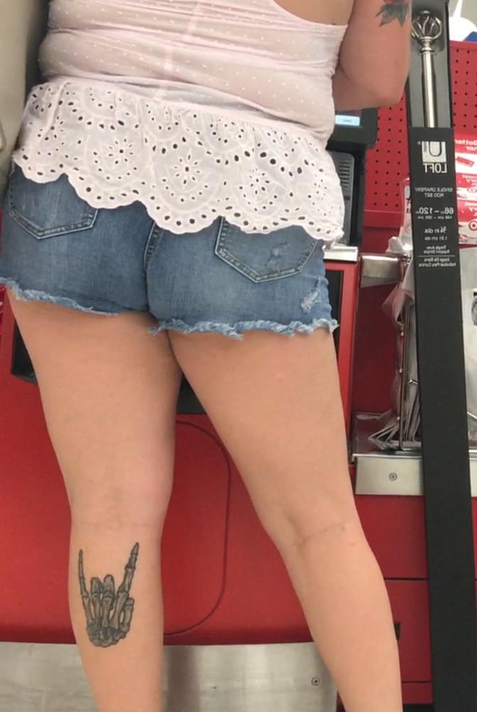 25P Sexy ass blonde babe in tight shorts