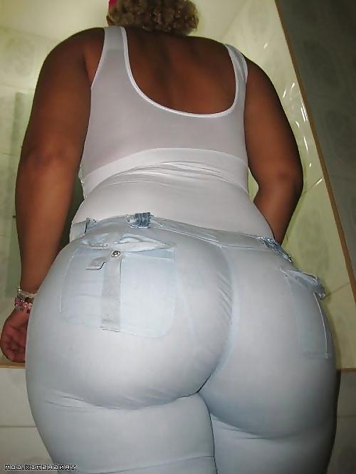 25P Visible ass ( voyeur )