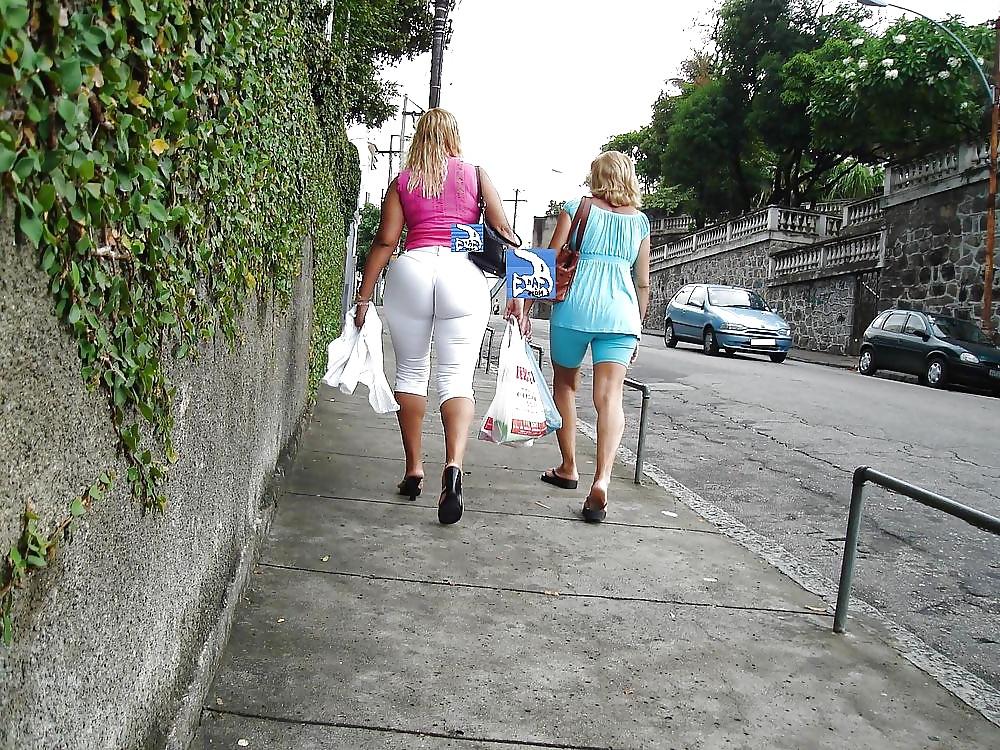 25P Visible ass ( voyeur )