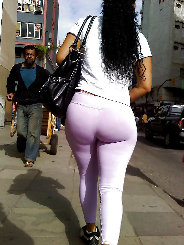 25P Visible ass ( voyeur )