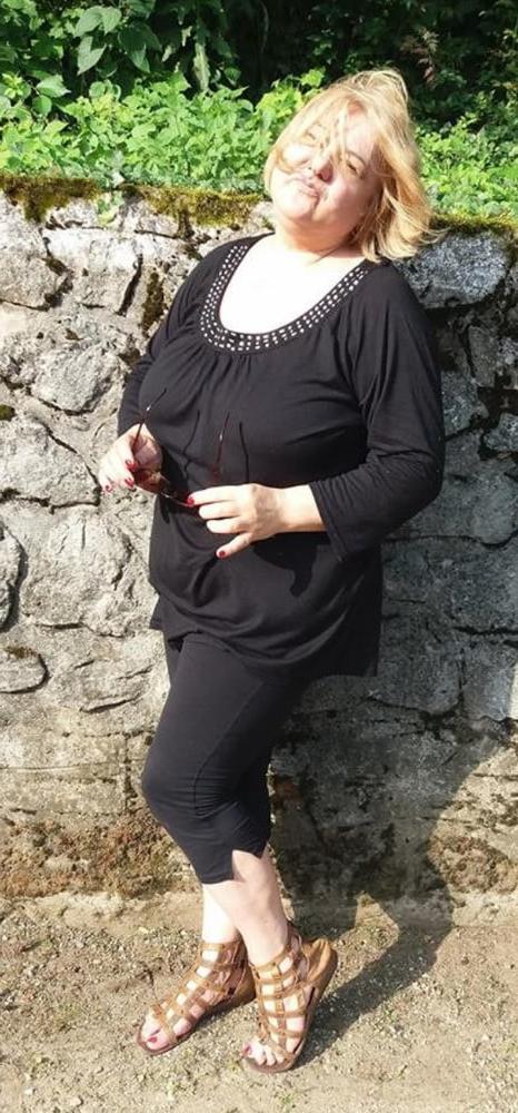 25P couple of German granny spreading  there legs open