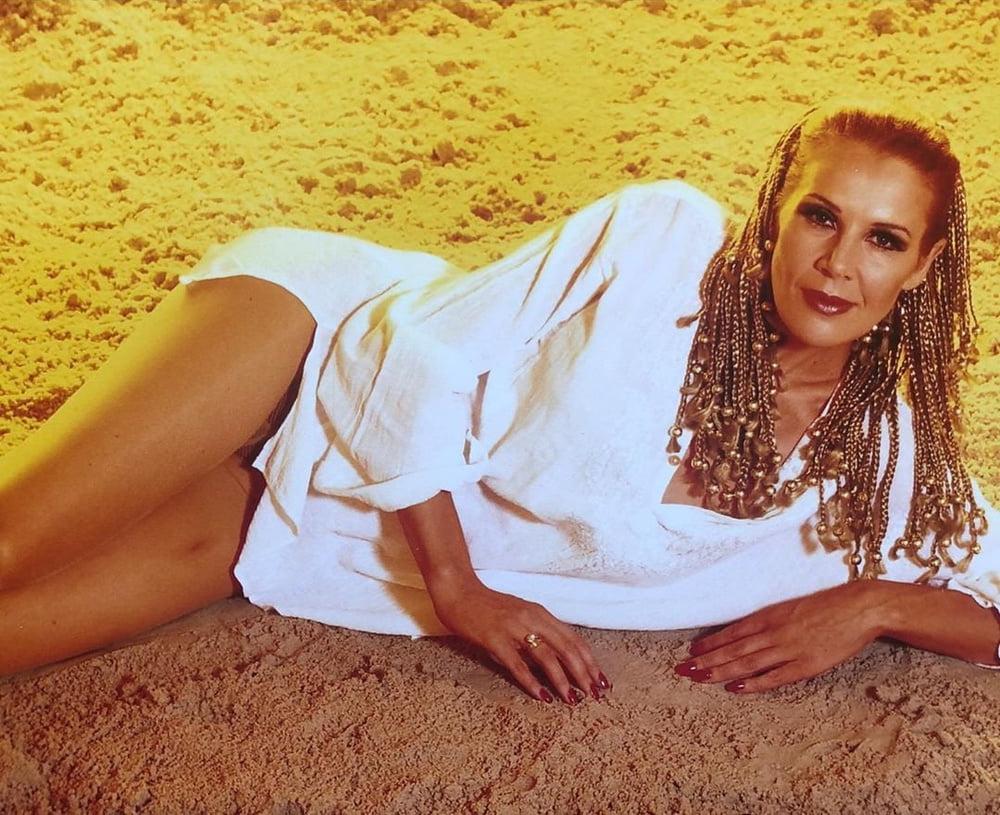 25P Australian Mature Rhonda Burchmore