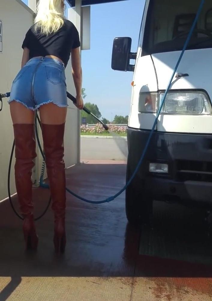 10P Sexy Mom Washing Car