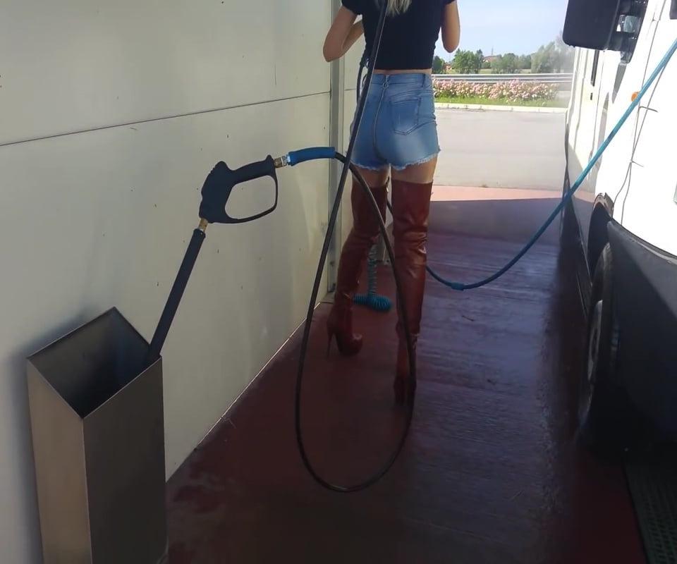 10P Sexy Mom Washing Car
