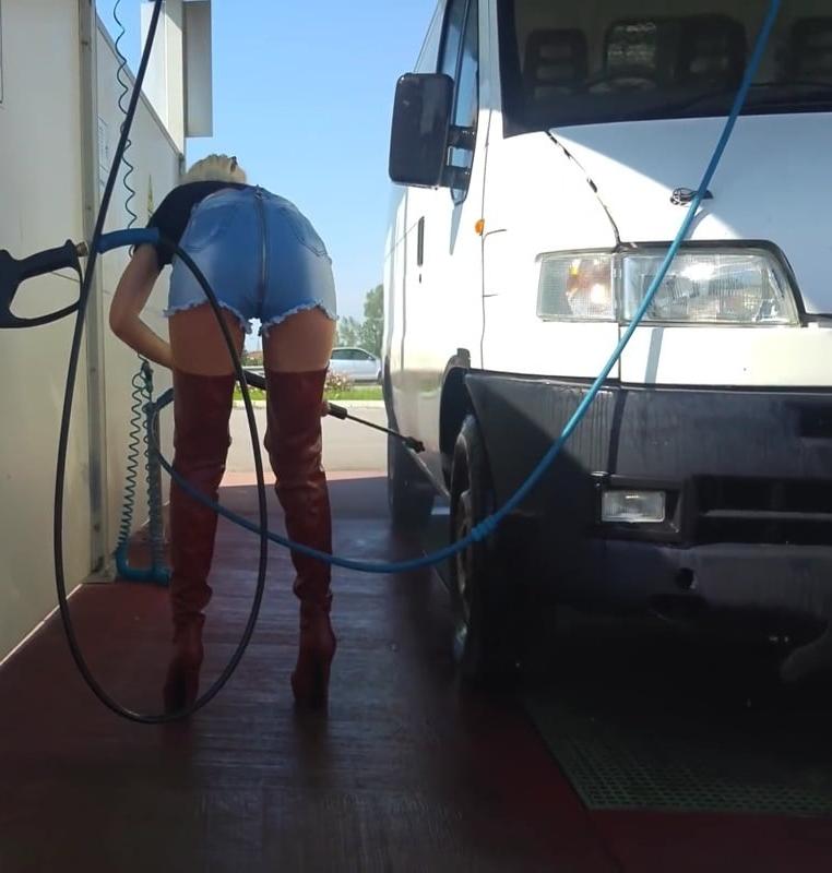 10P Sexy Mom Washing Car
