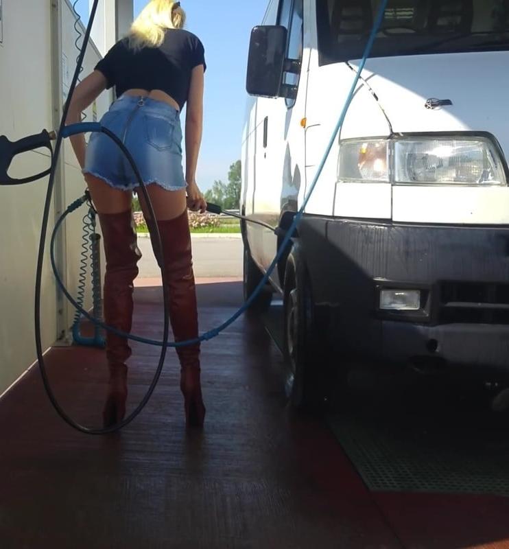 10P Sexy Mom Washing Car