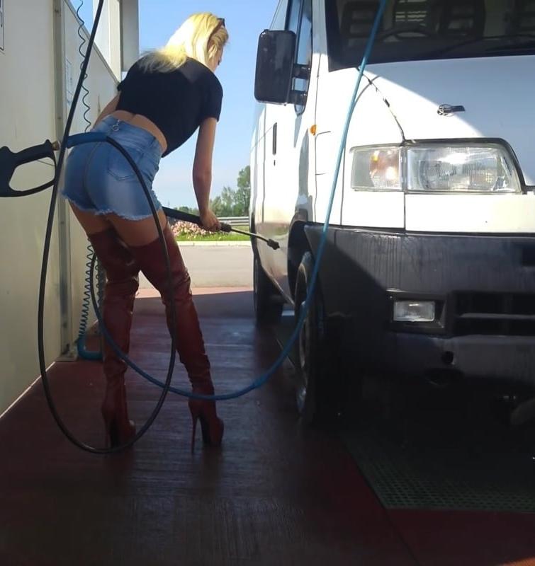 10P Sexy Mom Washing Car