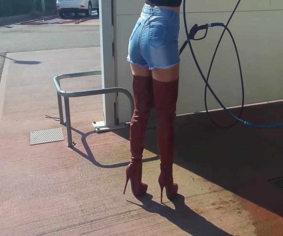 10P Sexy Mom Washing Car