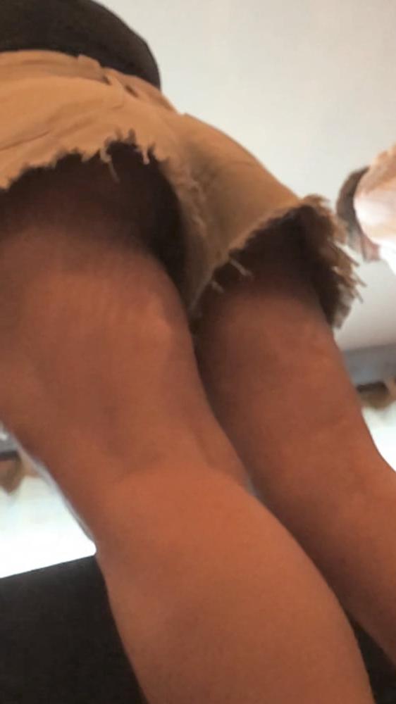 16P Sexy milf up shorts no panties
