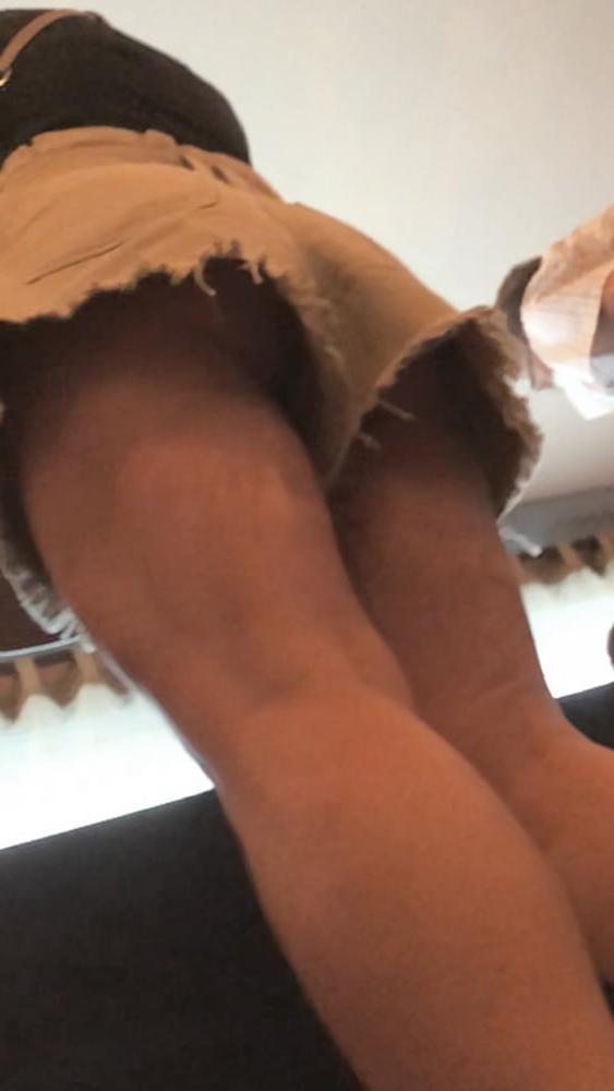 16P Sexy milf up shorts no panties