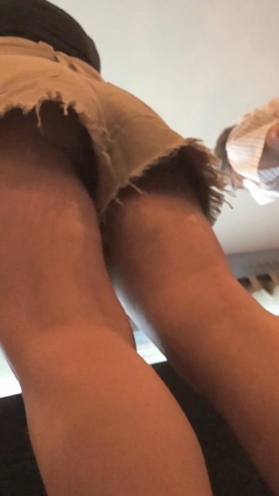 16P Sexy milf up shorts no panties