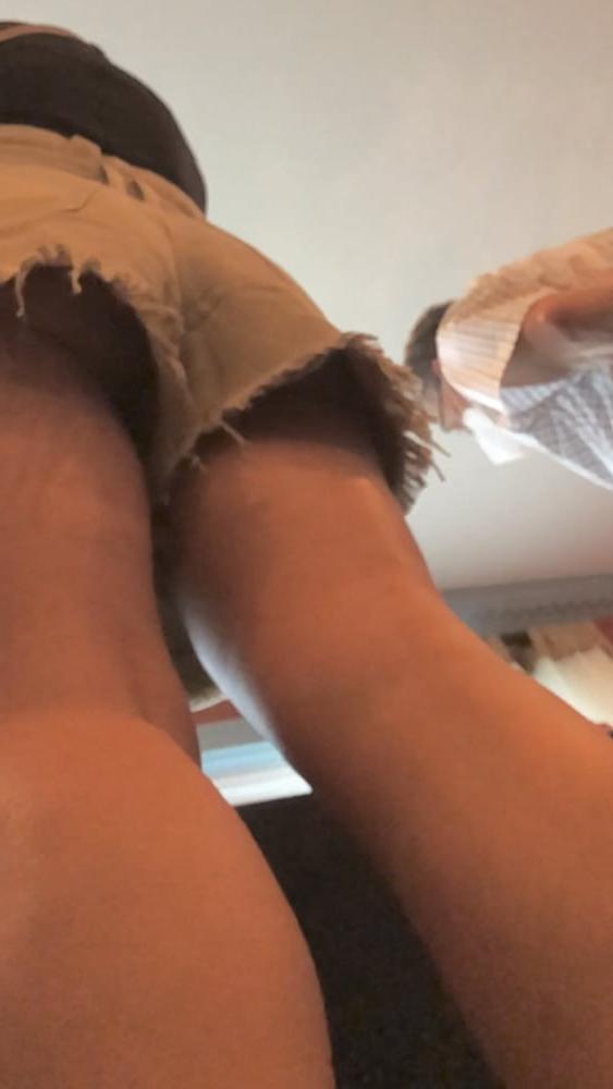 16P Sexy milf up shorts no panties