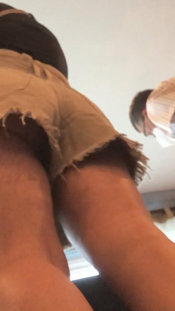 16P Sexy milf up shorts no panties