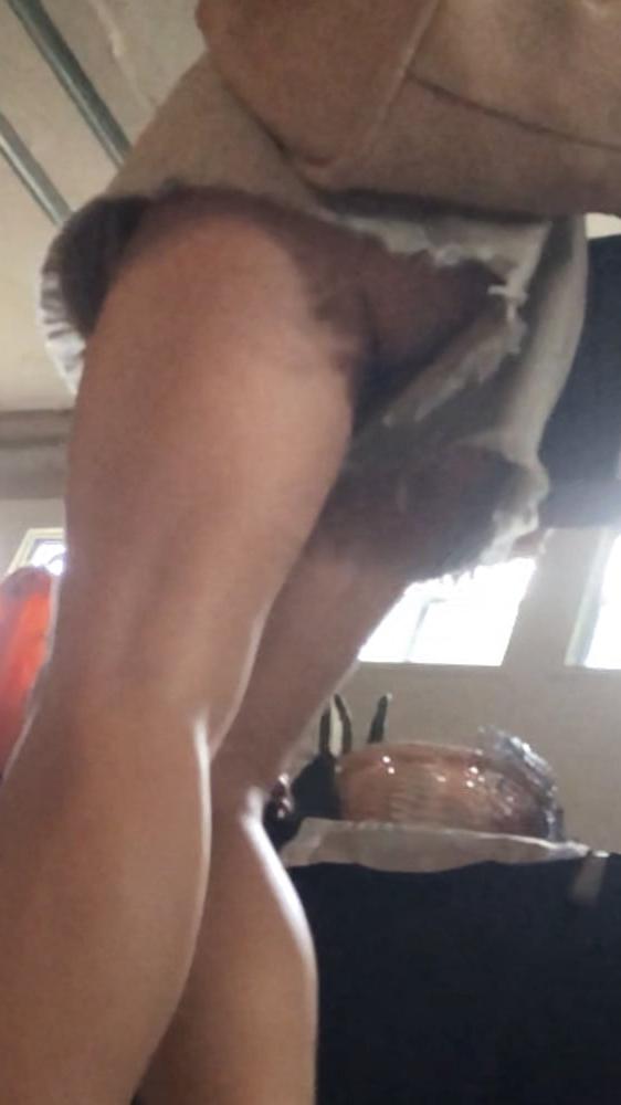 16P Sexy milf up shorts no panties