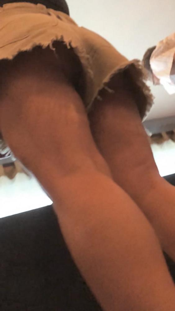 16P Sexy milf up shorts no panties