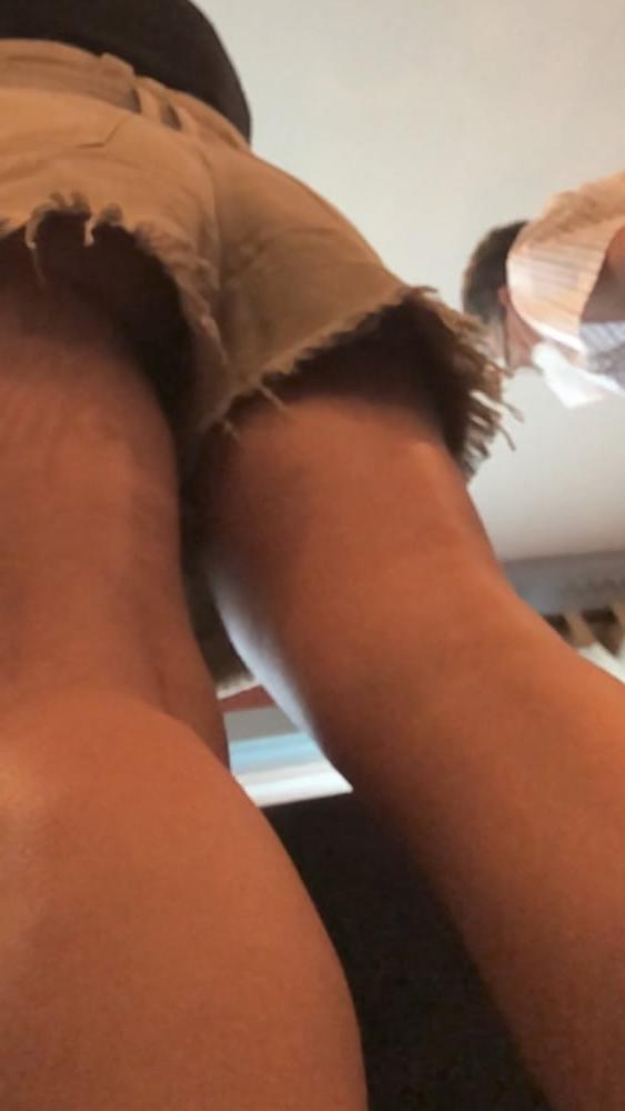 16P Sexy milf up shorts no panties