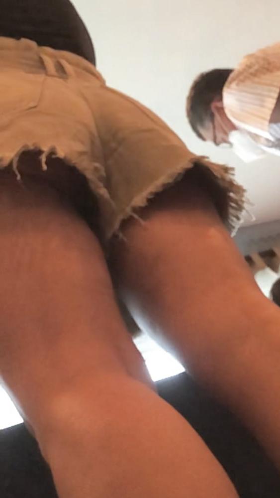 16P Sexy milf up shorts no panties