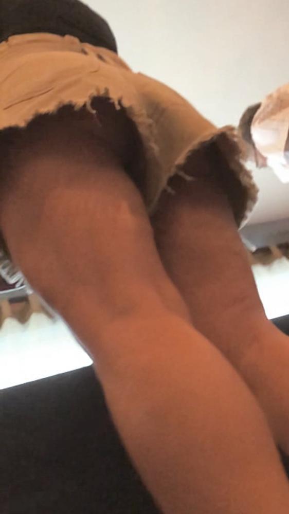 16P Sexy milf up shorts no panties