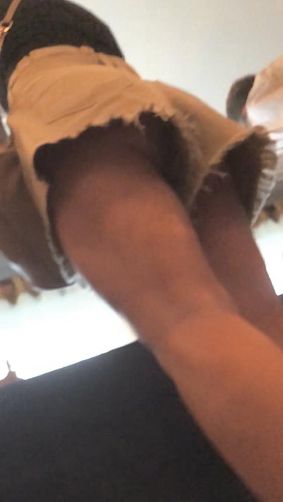 16P Sexy milf up shorts no panties