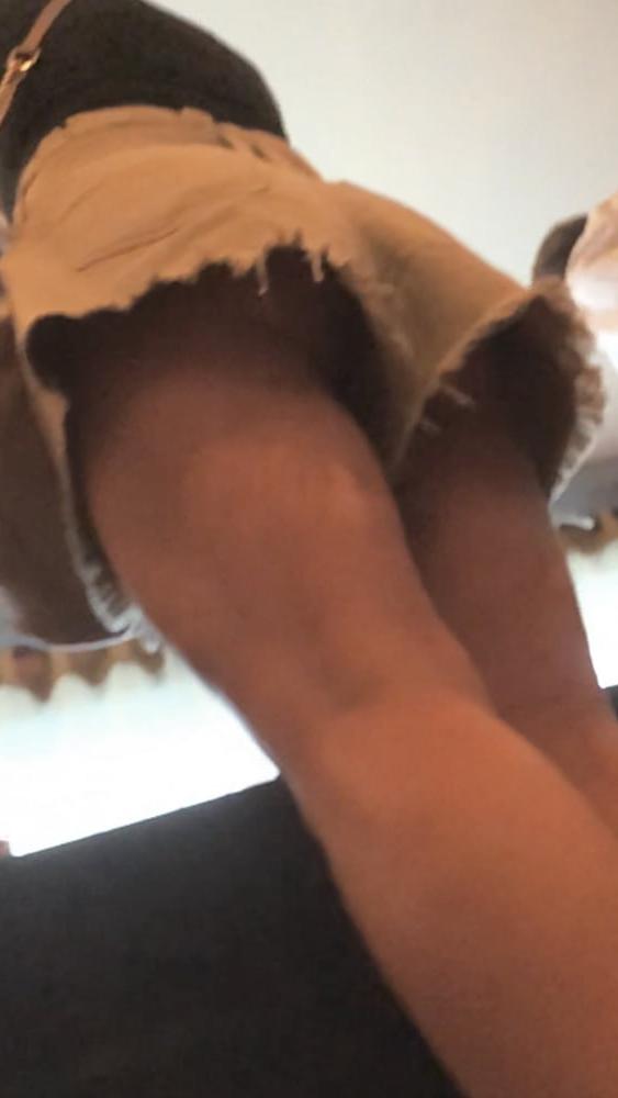 16P Sexy milf up shorts no panties