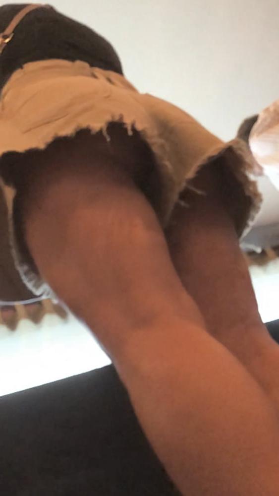 16P Sexy milf up shorts no panties