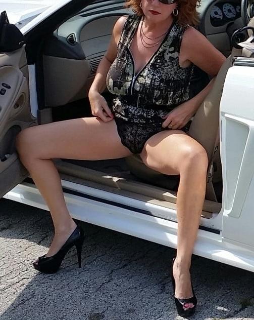 25P mature upskirt in car 2