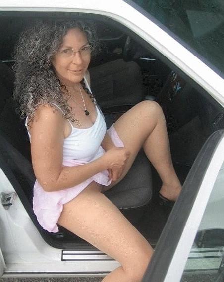 25P mature upskirt in car 2